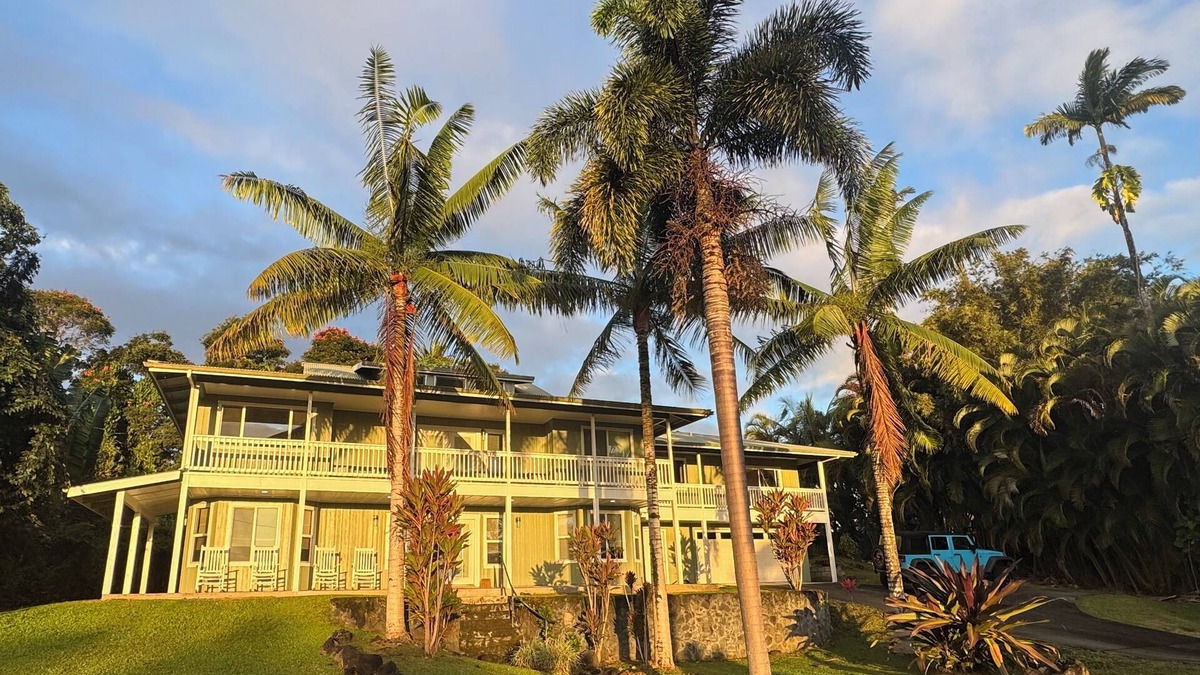Hakalau House | Big Island Luxury - 3000+ SqFt. 4 Bed 4 Bath. Beach Close. Hawaiian Paradise.