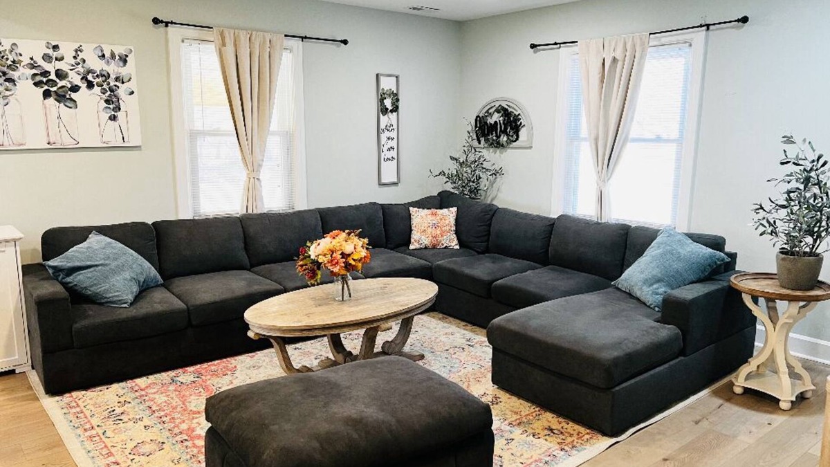 Buechel House | ‘Big’ Little Farmhouse w Hot Tub- 4bd