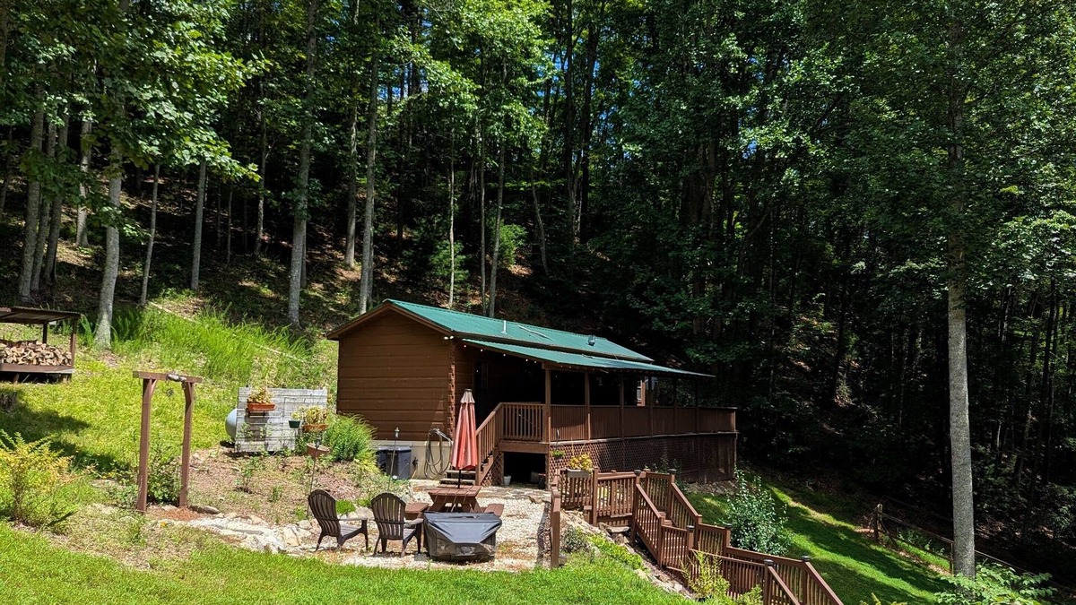 Marshall Cabin | Big Pine Hideaway, a 2 Bedroom Cabin with Hot-tub and A/C