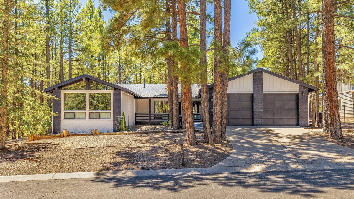 Flagstaff House | Big Sky Lodge, Sleeps 7, Fire Places and Massive Couch