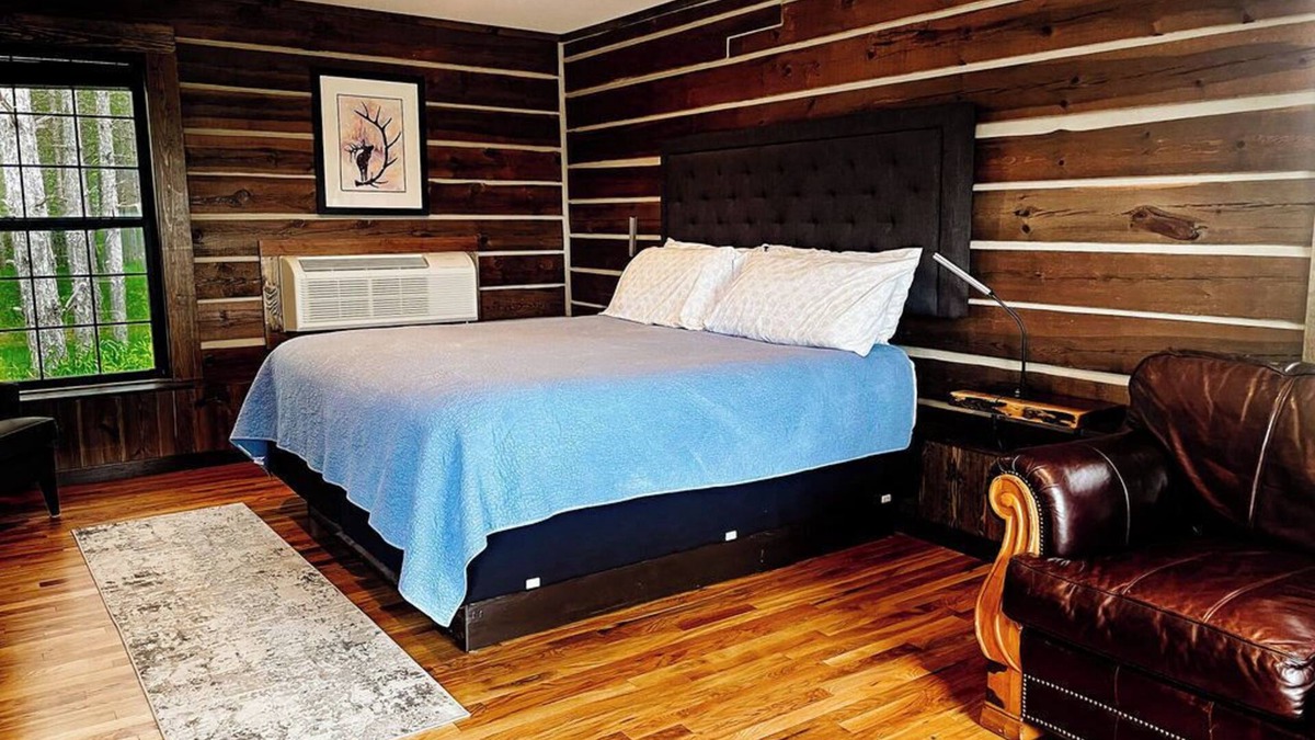 Lake Itasca Hotel | {Big Timbers} Lodging next to North Entrance of Itasca State Park