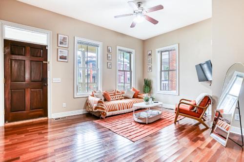 Metropolitan Apartment | Big Yard, BBQ - Near DT, Starland & River St - Parking