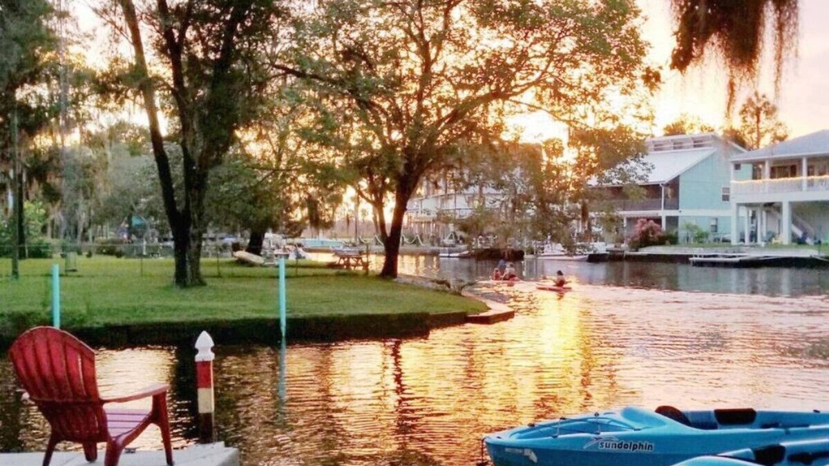 Weeki Wachee Gardens House | Bigfoot Bungalow -Enjoy being directly on the clear waters of Weeki Wachee River