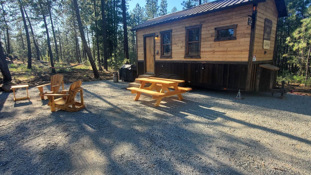 Cheney Cabin | Bigfoot Bungalow themed tiny home cabin! WIFI! In the woods, 15 min from airport