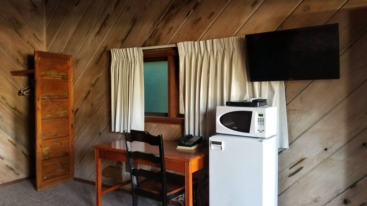 Willow Creek Hotel | Bigfoot Motel