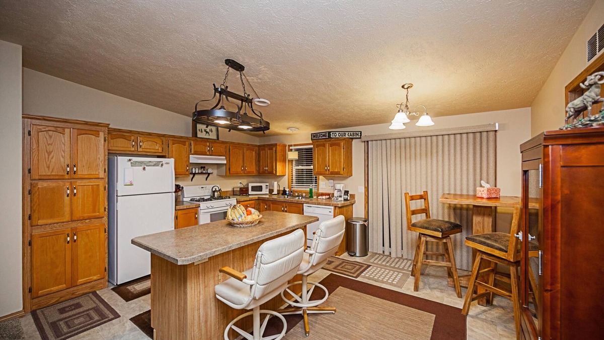 Fort Smith House | Bighorn River fly fishing - Lake bass fishing - Waterfowling - Sleeps 2 - 8