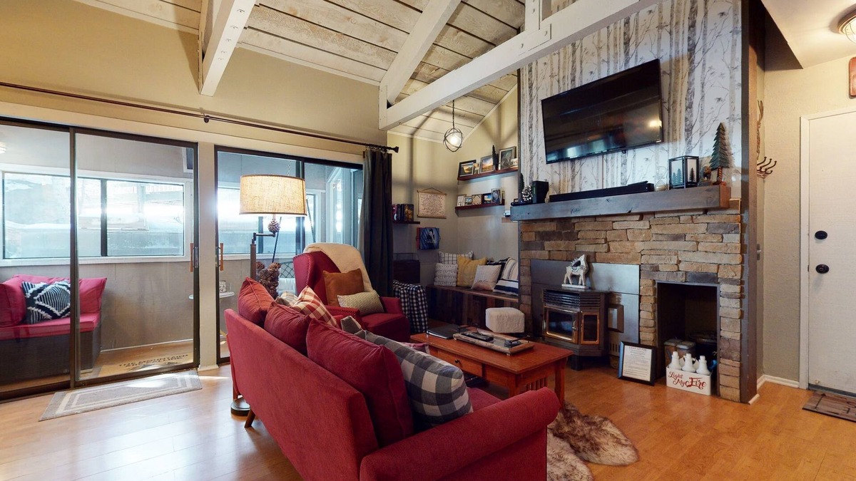 Majestic Pines Condo | Bigwood 41 Cozy Mountain Cabin, Private Washer Dryer, 1 mile to Eagle Lodge by RedAwning