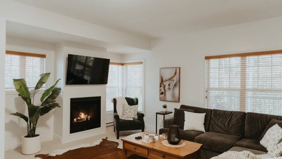 Saint-Faustin-Lac-Carre Condo | Bike & Ski In/Out Fall color festival at MontBlanc
