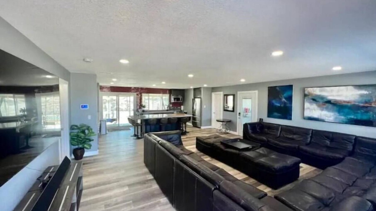 Victorville House | Billion Rock Escape - a large beautiful secluded oasis minutes from town