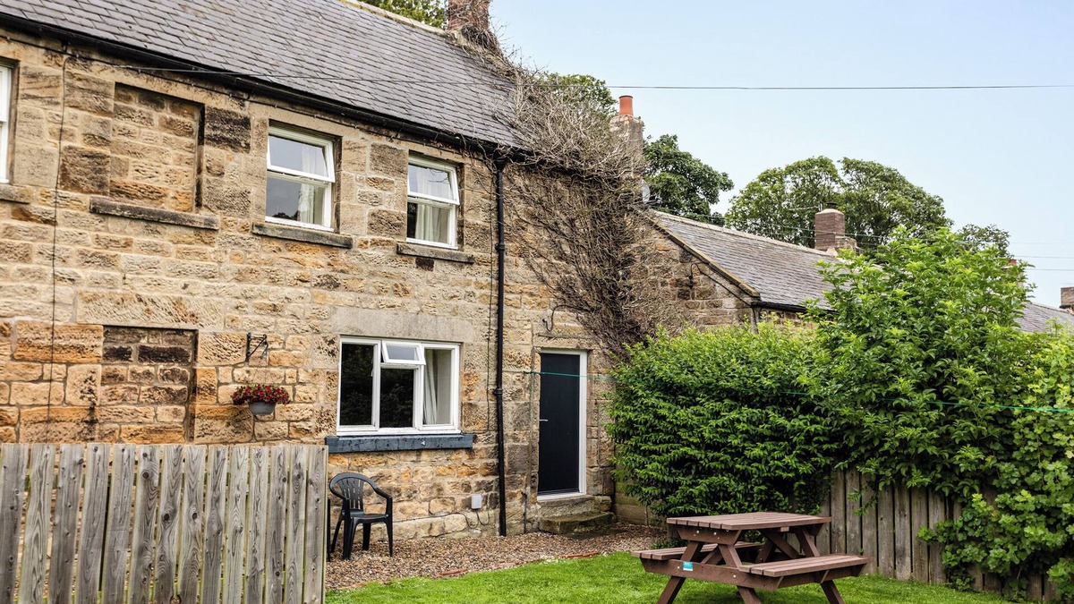 Lesbury Cottage | BILTON FARM COTTAGE NO2, pet friendly, with a garden in Alnmouth