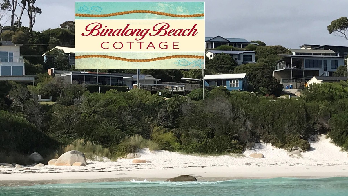 Binalong Bay Cottage | BINALONG BEACH COTTAGE Beachfront Next door to restaurant. King Bed for couples