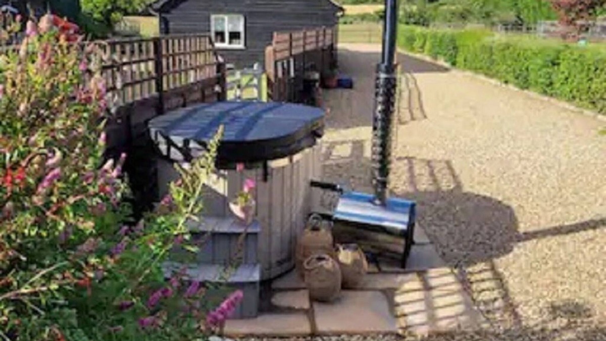 Harrietsham Cottage | Birch Cottage with wood-fired hot tub.
