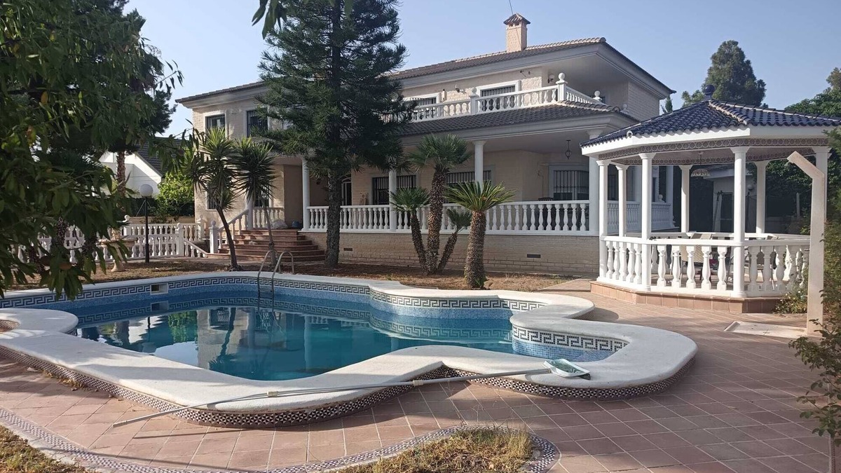 San Vicente del Raspeig Ski Chalet | Birch house