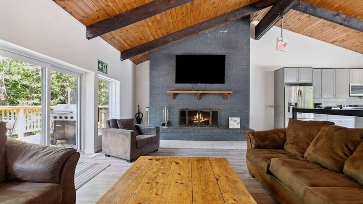 The Blue Mountains Ski Chalet | Birch Forest Lodge with Hot Tub for 18 Guests!