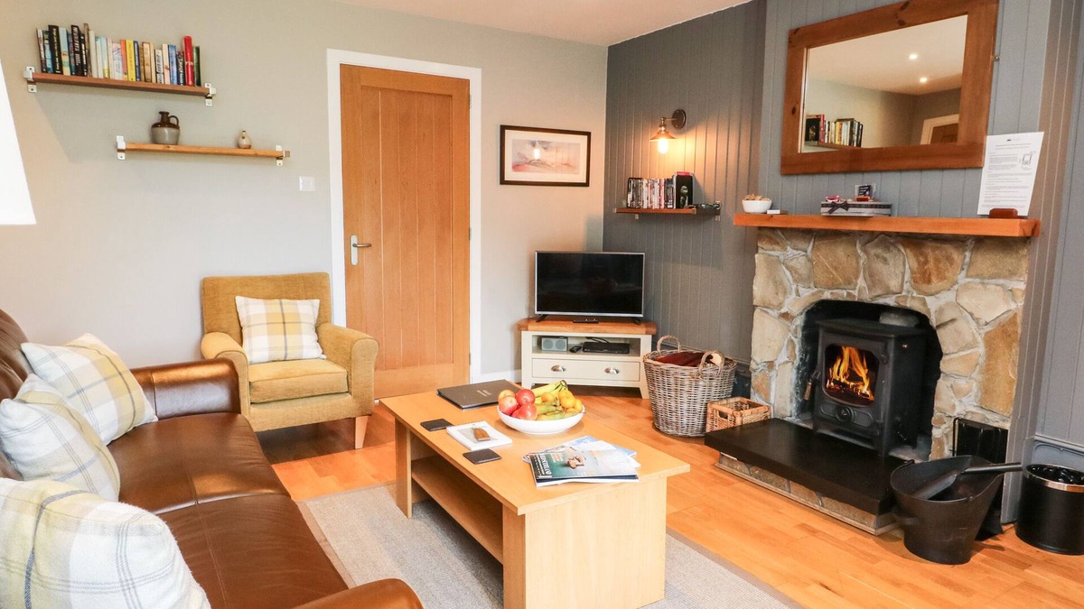 Newtonmore Cottage | BIRCH, pet friendly, with open fire in Newtonmore