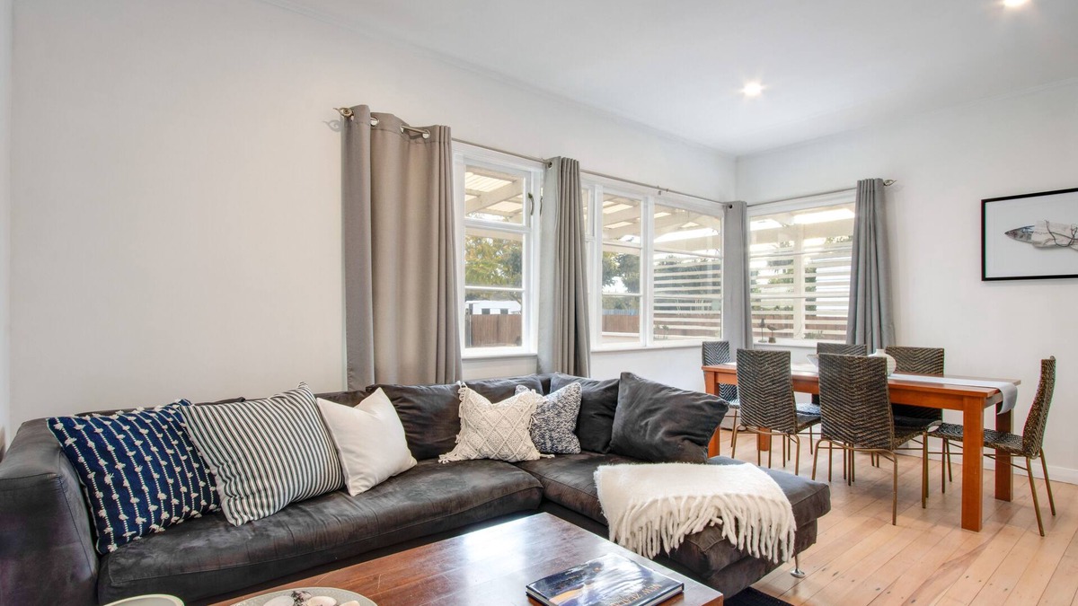 Marewa House | Bird and Fish - Napier Holiday Home