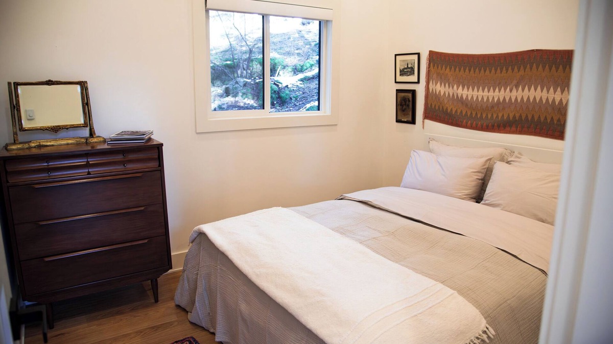 Vesuvius Cottage | Bird House: Fully Renovated Vesuvius Cottage