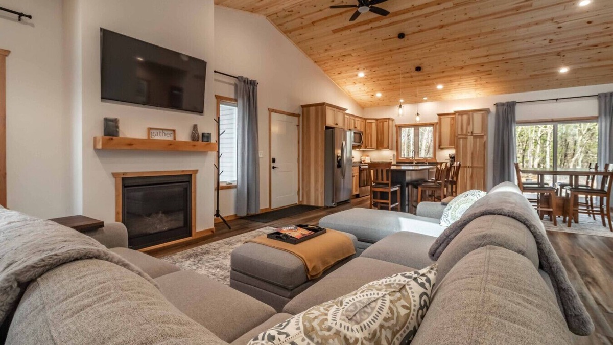 Nekoosa House | "Birdie Bunkhouse" Rome WI - 4 Bedroom Home - Close to Several Golf Courses!