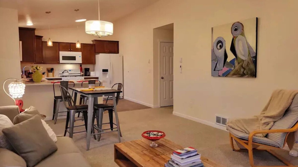 Redmond House | Birdsnest Rest Downtown Redmond Or. Walk to restaurants, breweries and shopping!