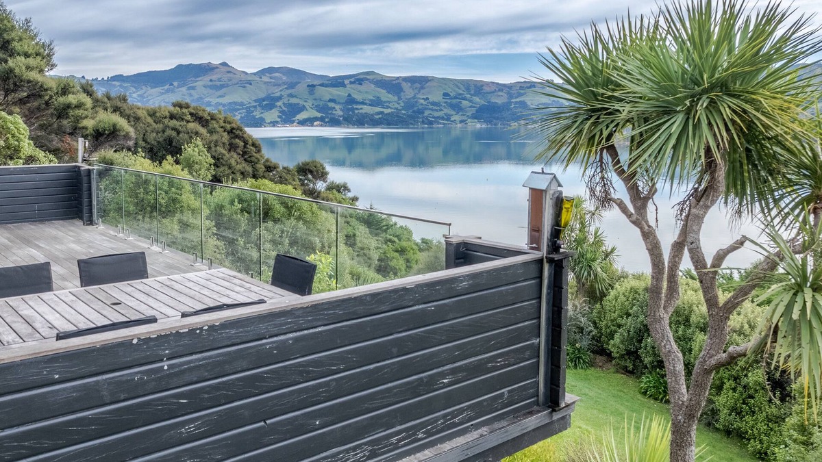 Akaroa House | Birdsong Bliss - Takamatua Holiday Home
