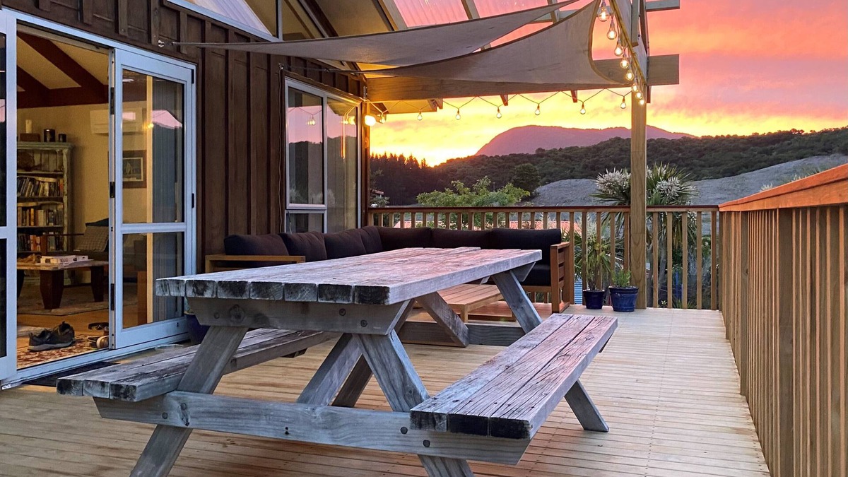Waikawa Bay House | Birdsong, bush walks, biking and boating!