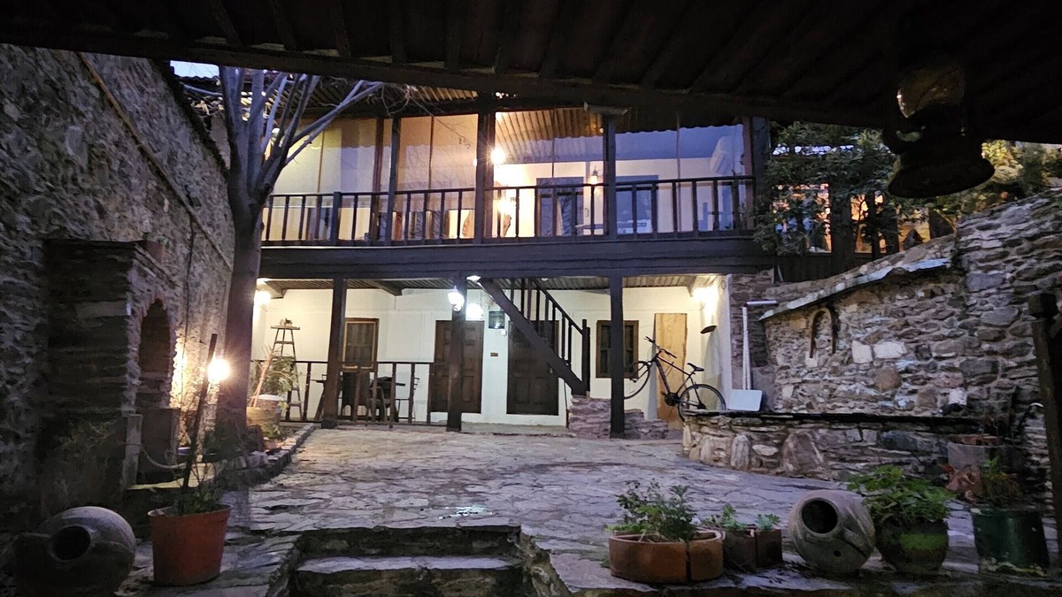 Birgi House | Birgi Mai Siyah Konak; Osmanlı döneminden kalma bağımsız girişli evler.