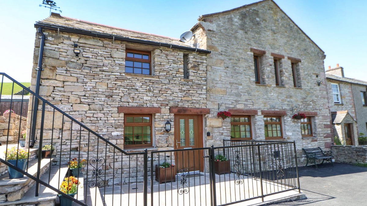 Kirkby Stephen Cottage | BIRKETT BARN, family friendly, with hot tub in Kirkby Stephen