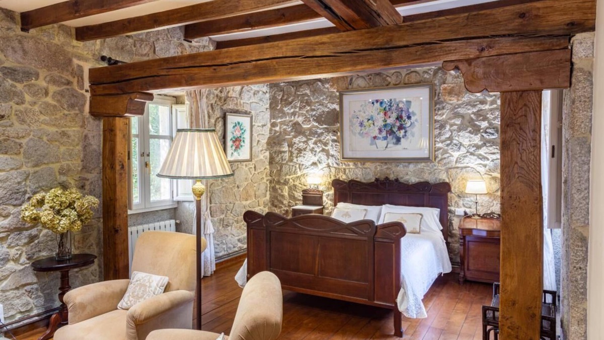 Puebla del Caraminal Bed & Breakfast | Bisavoa: special suite with furniture over 300 years old