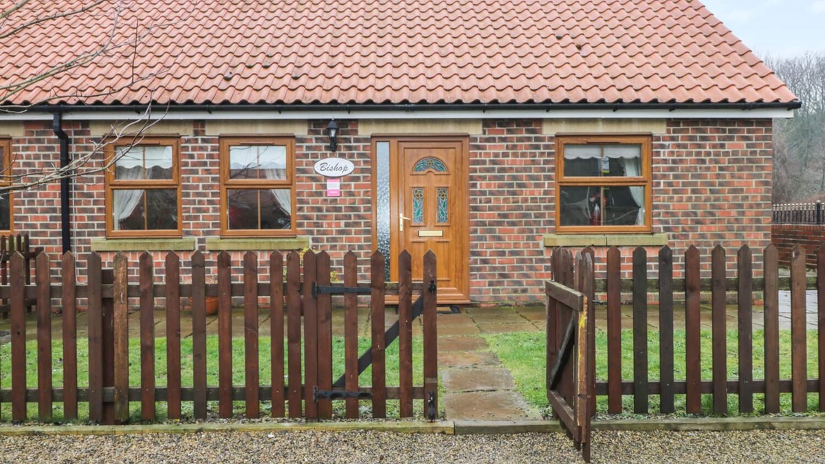 Skinningrove Cottage | BISHOP COTTAGE, pet friendly, country holiday cottage in Skinningrove