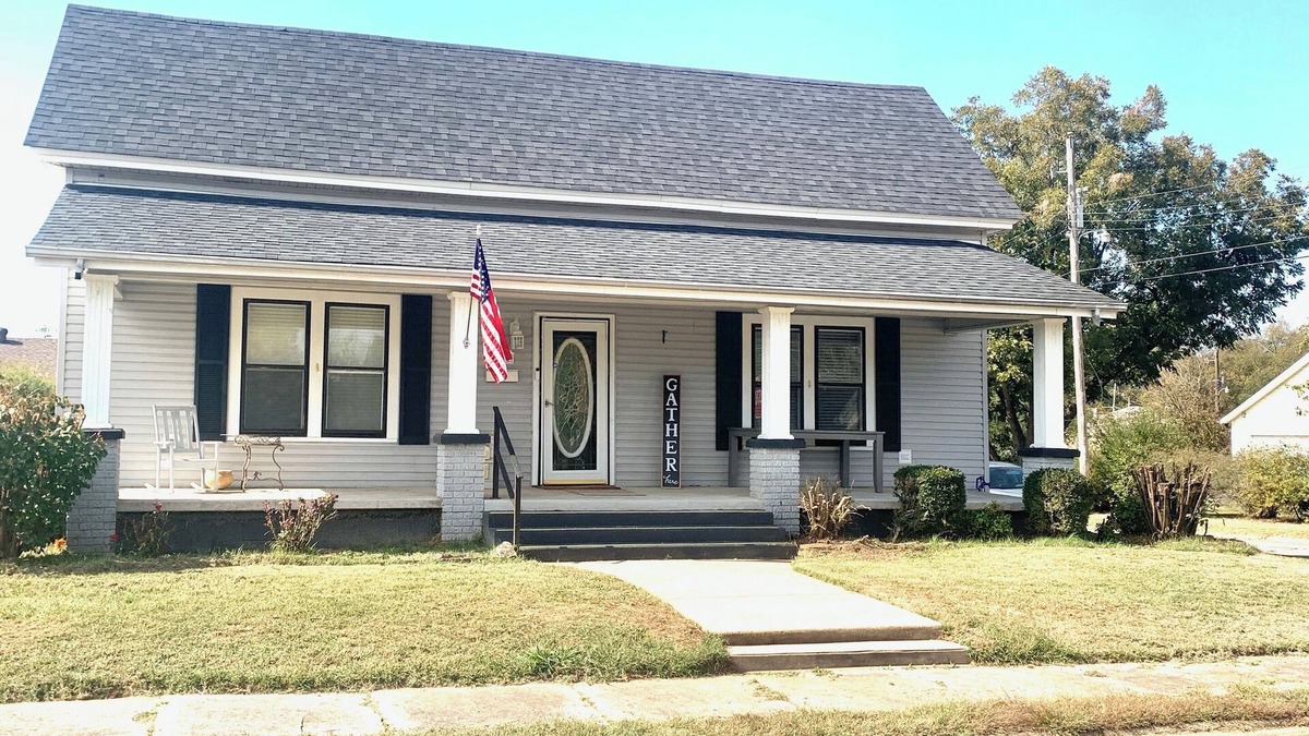 Searcy House | Bison Hall 7, no cleaning fee, near court square