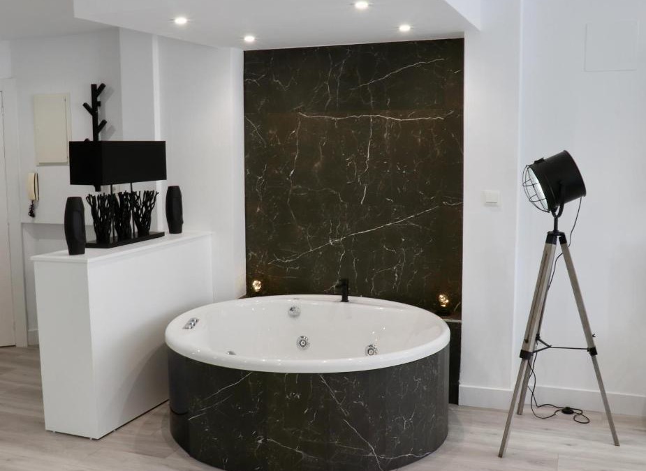 Noja Apartment | Black and White Suitte "Plaza"