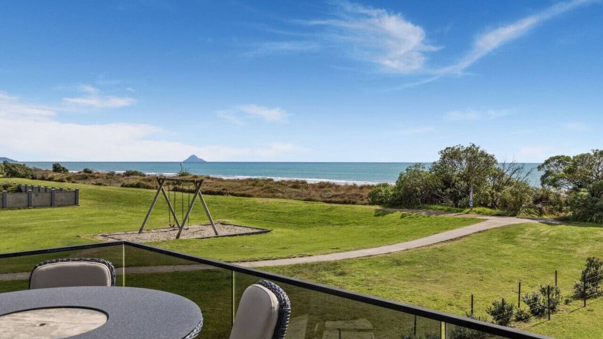 Waiotahi House | Black Bach- Beachfront Paradise Retreat