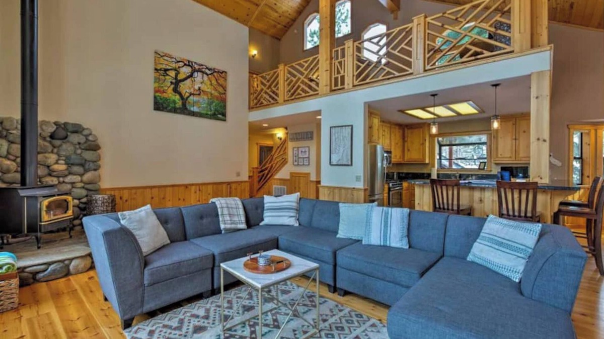 Truckee Cabin | Black Bear by AvantStay | Spacious Lodge in Tahoe Donner w/Game Room & Hot Tub