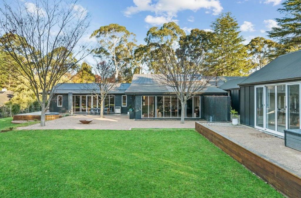 Burradoo House | Black Cockatoo Burradoo