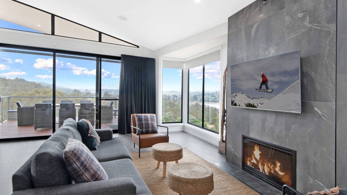 East Jindabyne House | Black Diamond Retreat - Luxury 3BR Home l Lake Views l Fire Pit l WiFi l Bath