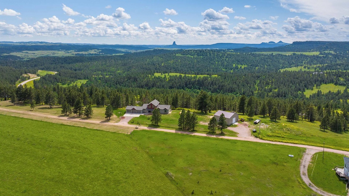 Hulett House | Black Hills retreat with Devils Tower views right from your front room!