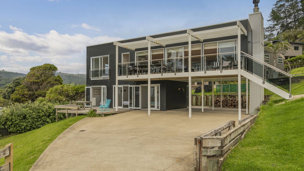 Kuaotunu House | Black House Lookout - Kuaotunu Holiday Home