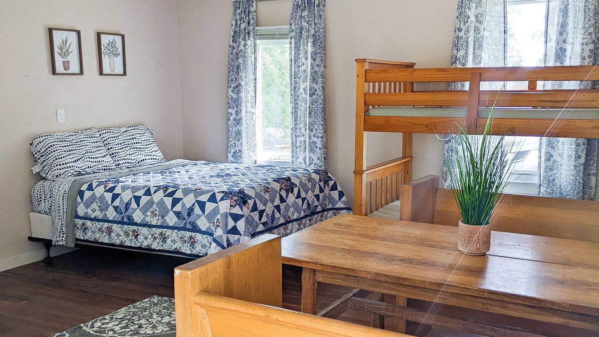 Buckingham Cabin | Black Oak Tiny Cabin on Lake in Montour