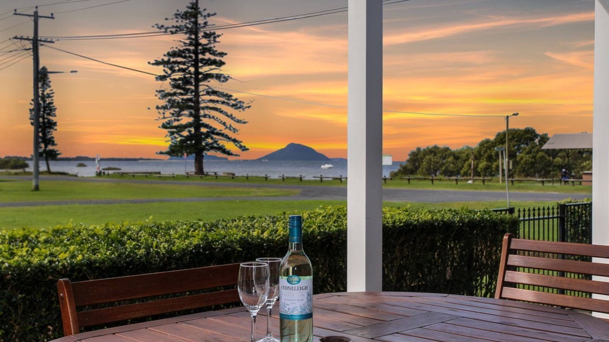 Pindimar House | Black Possum Cottage - Views of the Bay