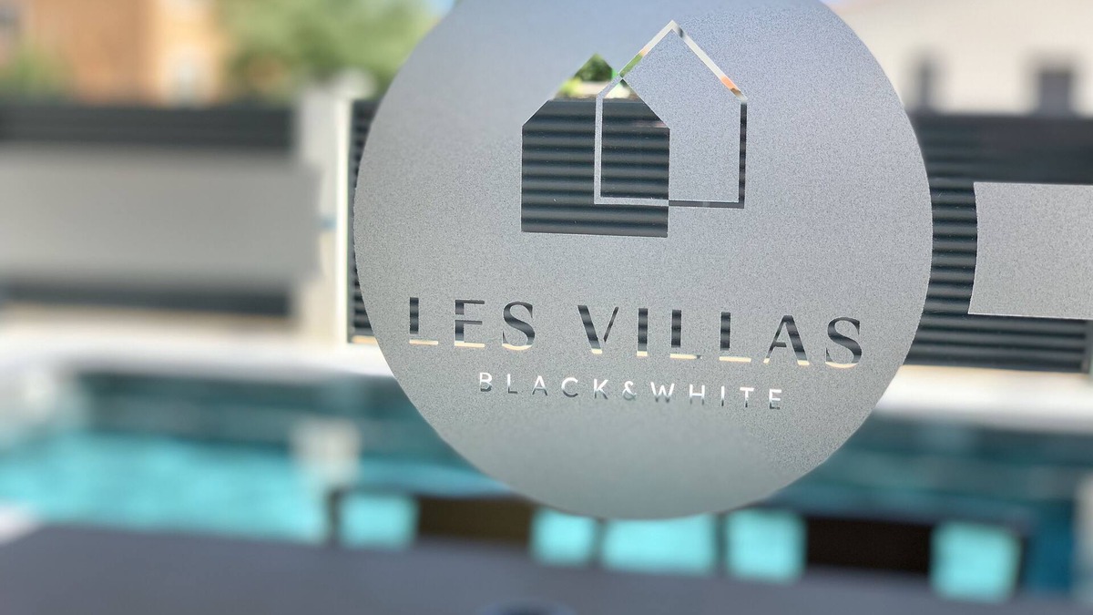 Palau-del-Vidre Villa | Black Villa with private pool