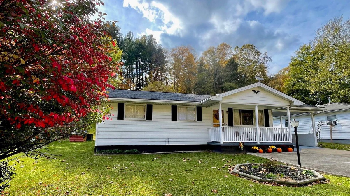 Gandeeville House | Black Walnut House - 3BR with Starlink Wi-Fi, grill, big back yard