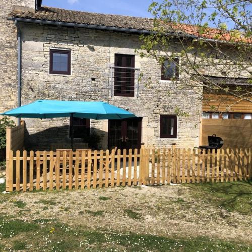 Blanzay House | Blacksmiths Cottage in Blanzay - 3 beds