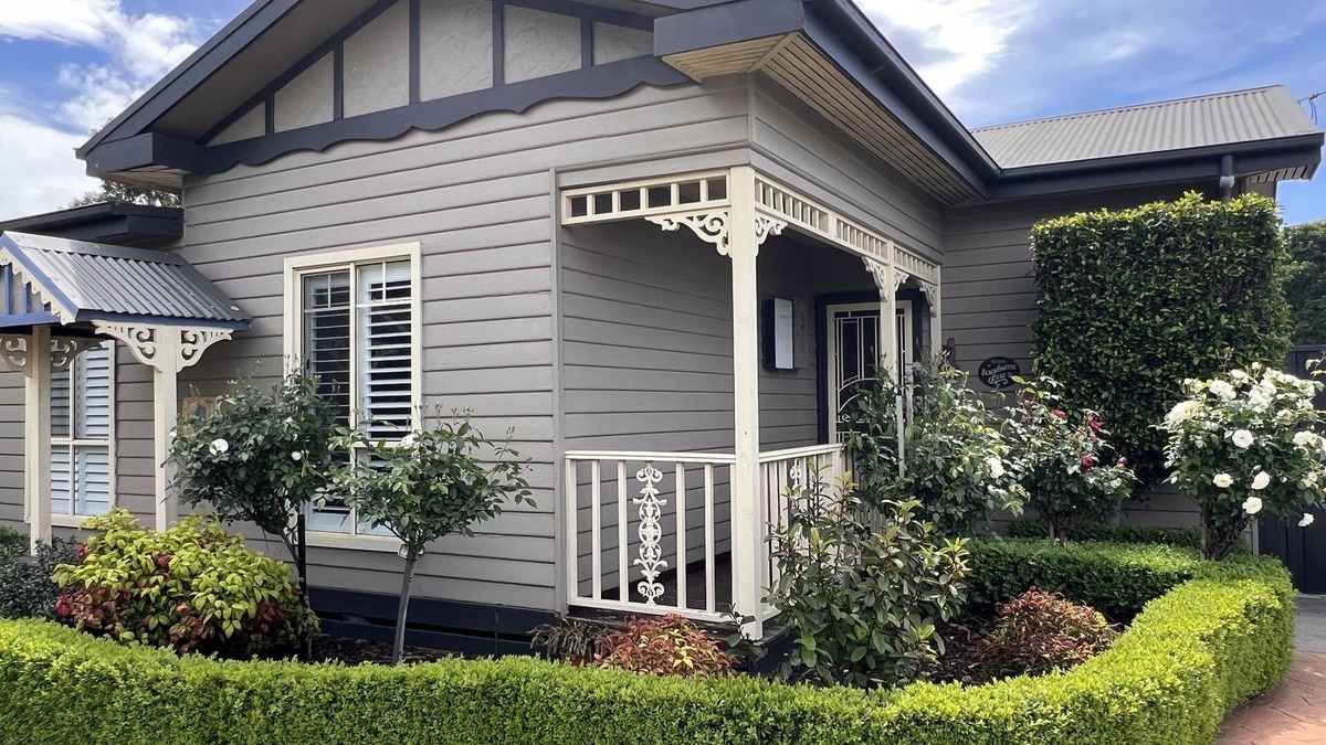 Traralgon House | BLACKSMITHS LANE 2 BEDROOMnGorgeous ultra clean 2 Bedroom/2 Bathroom cottage.