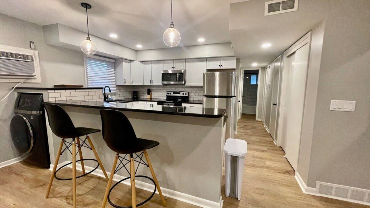 Joslyn Castle Apartment | Blackstone & UNMC, Midtowm Charm