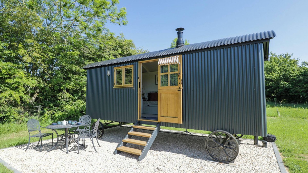 South Leigh Cottage | BLACKTHORN, with pool in Witney