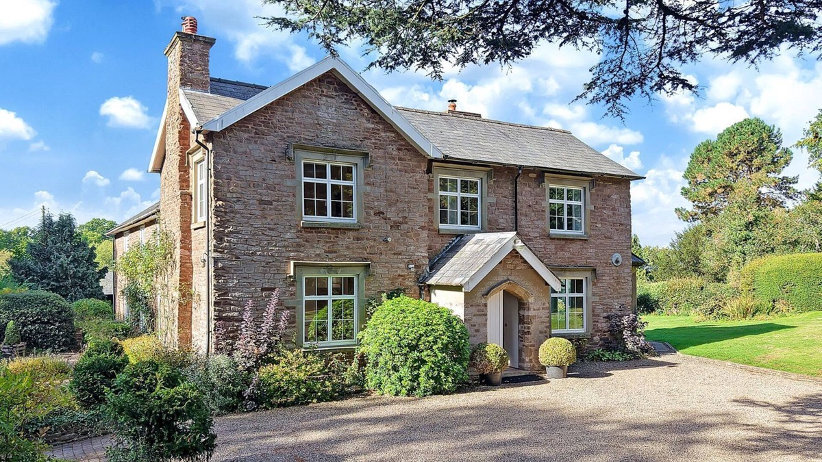 Hay-on-Wye Cottage | Blackway House - sleeps 20 guests in 7 bedrooms