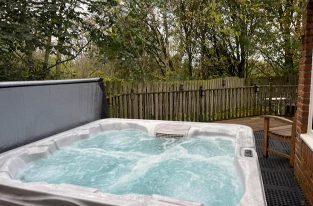 Blaydon on Tyne Apartment | BlaydonBurn - Sleeps 4 5 - Parking - HotTub - Yard