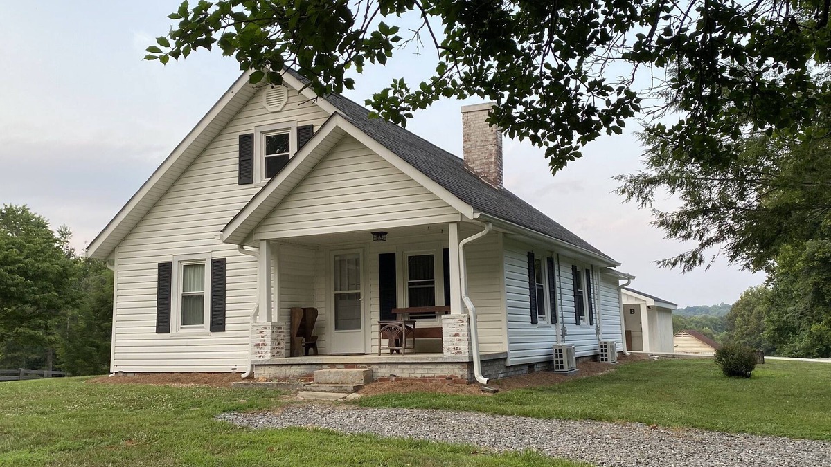 Dobson Cottage | Bledsoe’s River Inn. Cottage in the heart of wine country near Mtns. & Mayberry