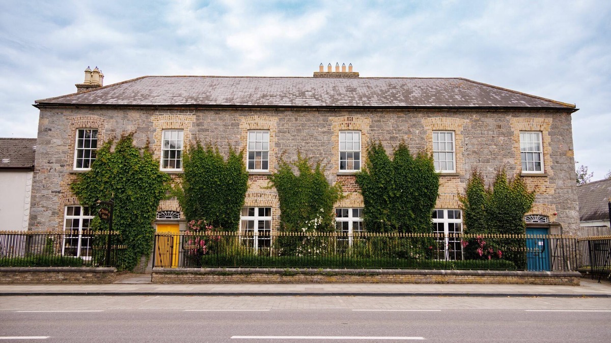 Abbeyleix House | Blend of historic elegance and modern comfort. Family and Pets-Friendly.