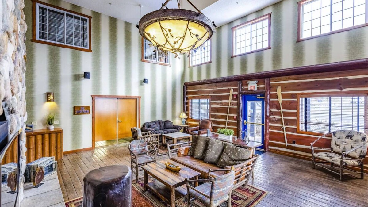 Peoria Hotel | Blend of Rustic Chic & Comfort Just off I-74 in Peoria, Free Parking | 2 Units